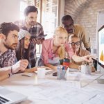 Jóvenes trabajando en empresas