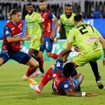 Agustín Vuletich de Deportivo Independiente Medellín y Henry Rojas de Deportivo Pereira disputan el balón durante partido de la fecha 17 entre Deportivo Independiente Medellín y Deportivo Pereira por la Liga BetPlay DIMAYOR II 2021, en el estadio Atanasio Girardot de la ciudad de Medellín. Foto: VizzorImage / Donaldo Zuluaga / Cont.
