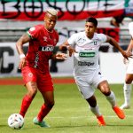 Jesús Murillo de Once Caldas y Kevin Aladesanmi de Patriotas Boyacá F. C. disputan el balón durante partido de la fecha 17 entre Once Caldas y Patriotas Boyacá F. C. por la Liga BetPlay DIMAYOR II 2021, jugado en el estadio Palogrande de la ciudad de Manizales. Foto: VizzorImage / JJ Bonilla / Cont.