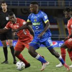 Marlon Torres del América disputa el balón con Brayan Gil de Alianza durante partido entre América de Cali y Alianza Petrolera por la fecha 17 como parte de la Liga BetPlay DIMAYOR II 2021 jugado en el estadio Pascual Guerrero de la ciudad de Cali. Foto: VizzorImage / Gabriel Aponte / Staff