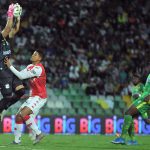 Jefferson Sanchez arquero del Quindío disputa el balón con Jorge Ramos de Santa Fe durante partido entre Deportes Quindío e Independiente Santa Fe por la fecha 17 como parte de la Liga BetPlay DIMAYOR II 2021 jugado en el estadio Centenario de la ciudad de Armenia. Foto: VizzorImage / Ricardo Vejarano / Cont