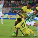 Jarlan Barrera de Nacional disputa el balón con Juan Mosquera y Jhonier Viveros del Bucaramanga durante partido por la fecha 18 de la Liga BetPlay DIMAYOR II 2021 entre Atlético Nacional y Atlético Bucaramanga jugado en el estadio Atanasio Girardot de la ciudad de Medellín.Foto: VizzorImage / Andres Álvarez / Cont