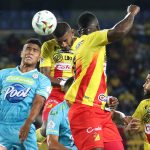 Carlos Ramírez del Pereira disputa el balón con Iván Scarpeta de Jaguares durante partido entre Deportivo Pereira y Jaguares de Córdoba por la fecha 18 de la Liga BetPlay DIMAYOR II 2021 jugado en el estadio Hernán Ramírez Villegas en Pereira. Foto: VizzorImage/ Pablo Bohorquez / Cont