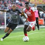 Independiente Santa Fe  y Atlético Junior en partido por la fecha 18 como parte de la Liga BetPlay DIMAYOR II 2021 jugado en el estadio  Nemesio Camacho El Campín de la ciudad de Bogotá. / Foto: VizzorImage / Samuel Norato / Contribuidor