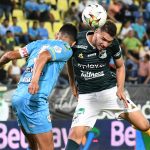 Yulian Anchico de Jaguares disputa el balón con José Caldera del Cali durante partido entre Jaguares de Córdoba F.C. y Deportivo Cali por la fecha 19 Liga BetPlay DIMAYOR II 2021 jugado en el estadio Jaraguay de la ciudad de Montería. Foto: VizzorImage / Andres Felipe Lopez / Cont
