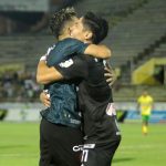 Bryan Castrillon del Pereira celebra después de anotar el primer gol de su equipo durante partido entre Atlético Huila y Deportivo Pereira por la fecha 19 como parte de la Liga BetPlay DIMAYOR II 2021 jugado en el estadio Guillermo Plazas Alcid de la ciudad de Neiva. Fotos: VizzorImage / Sergio Reyes / Cont
