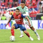 Vladimir Hernández del Independiente Medellín  disputa el balón con el Atlético Nacional durante partido por la fecha 19 entre el Independiente Medellín y el Atlético Nacional como parte de la Liga BetPlay DIMAYOR II 2021 jugado en el estadio Atanasio Girardot  de la ciudad de Medellín. Foto: VizzorImage / Luis Benavides/ Contribuidor