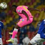 Andres Murillo de Millonarios disputa el balón con Bayron Garces de Alianza durante partido entre Millonarios F.C. y Alianza Petrolera por la fecha 19 de la Liga BetPlay DIMAYOR II 2021 jugado en el estadio Nemesio Camacho El Campin de la ciudad de Bogotá. Foto: VizzorImage / Samuel Norato / Cont