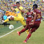 Cristhian Subero del Atlético Bucaramanga disputa el balón con Jeison Angulo del Deportes Tolima durante partido por la fecha 19 entre Atlético Bucaramanga y el Deportes Tolima como parte de la Liga BetPlay II DIMAYOR 2021 jugado en el estadio  Alfonso López  de la ciudad de Bucaramanga. Foto Jaime Moreno / Contribuidor