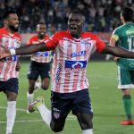 Edwin Cetre del Junior celebra después de anotar el primer gol de su equipo durante el partido por la fecha 19 como parte de la Liga BetPlay DIMAYOR II 2021 entre Atlético Junior y La Equidad jugado en el estadio Metropolitano Roberto Meléndez de la ciudad de Barranquilla. Foto: VizzorImage / Jesús Ricoi / Cont