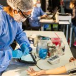 Una paciente realizando una donación de sangre en un hospital de Argentina durante la pandemia por COVID-19.OMS/OPS