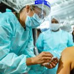 Una trabajadora sanitaria brasileña se vacuna contra el COVID-19. UNICEF-PAHO-Karina Zambrana