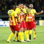 Henry Rojas del Deportivo Pereira celebra después de anotar el gol de su equipo durante el  partido por la fecha 22 clausura de los cuadrangulares entre Deportivo Pereira Y Atlético Nacional  como parte de la Liga BetPlay DIMAYOR II 2021 jugado en el estadio  Hernán Ramiíez Villegas de la ciudad de Pereira. Foto: VizzorImage / John Jairo Bonilla / Contribuidor