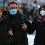 La gente usa máscaras médicas en Londres, Reino Unido, el 2 de diciembre de 2021, luego de que se detectaran diez casos más de la variante del coronavirus ómicron en el Reino Unido. (Hasan Esen - Agencia Anadolu)