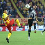 Jhonny Vásquez del Deportivo Pereira disputa el balón con Larry Vásquez del Atlético Junior durante  partido por la fecha 22 de la clausura de los cuadrangulares entre el  Deportivo Pereira y Atlético Junior como parte de la Liga BetPlay DIMAYOR II 2021 jugado en el estadio Hernán Ramírez Villegas  de la ciudad de Pereira. Foto: VizzorImage /Ricardo Vejarano / Contribuidor
