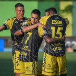 Jugadores de Alianza celebran después de anotar el primer gol durante partido entre Alianza Petrolera y América de Cali por los Cuadrangulares Semifinales de la Liga BetPlay DIMAYOR II 2021 jugado en el estadio Daniel Villa Zapata de la ciudad de Barrancabermeja. Foto: VizzorImage / Jose David Martinez / Cont