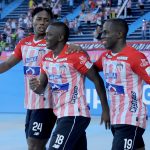 Edwin Cetre del Junior celebra después de anotar el segundo gol de su equipo durante el partido por la fecha 24, cuadrangulares semifinales, como parte de la Liga BetPlay DIMAYOR II 2021 entre Atlético Junior y Deportivo Pereira jugado en el estadio Metropolitano Roberto Melendez de la ciudad de Barranquilla. Foto: VizzorImage / Jesus Rico / Cont