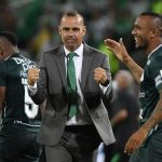 Rafael Dudamel técnico del Cali gesticula celebra después del partido por la fecha 24, cuadrangulares semifinales, de la Liga BetPlay DIMAYOR II 2021 entre Atlético Nacional y Deportivo Cali jugado en el estadio Atanasio Girardot de la ciudad de Medellín. Foto: VizzorImage / Luis Benavides / Cont