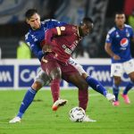 Juan Pablo Vargas de Millonarios disputa el balón con Juan Fernando Caicedo del Tolima durante partido entre Millonarios F.C. y Deportes Tolima por la fecha 24, cuadrangulares semifinales, como parte de la Liga BetPlay DIMAYOR II 2021 jugado en el estadio Nemesio Camacho El Campin de la ciudad de Bogotá. Foto: VizzorImage / Samuel Norato / Cont