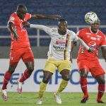Luis Paz y Marlon Torresdel América disputa el balón con Juan Fernando Caicedo del Tolima durante partido entre América de Cali y Deportes Tolima por la fecha 25, cuadrangulares semifinales, como parte de la Liga BetPlay DIMAYOR II 2021 jugado en el estadio Pascual Guerrero de la ciudad de Cali. Foto: VizzorImage / Gabriel Aponte / Staff