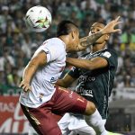 Harold Preciado del Cali disputa el balón con Harold Gómez del Tolima durante partido entre Deportivo Cali y Deportes Tolima por la final ida como parte de la Liga BetPlay DIMAYOR II 2021 jugado en el estadio Deportivo Cali de la ciudad de Palmira.  Foto: VizzorImage / Gabriel Aponte / Staff