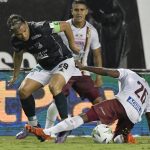 Teófilo Gutiérrez del Cali disputa el balón con Cristian Trujillo del Tolima durante partido entre Deportivo Cali y Deportes Tolima por la final ida como parte de la Liga BetPlay DIMAYOR II 2021 jugado en el estadio Deportivo Cali de la ciudad de Palmira. Foto: VizzorImage / Gabriel Aponte / Staff