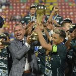 Jugadores del Cali levantan el trofeo para celebrar el título como campeones después del partido entre Deportes Tolima y Deportivo Cali por la final vuelta como parte de la Liga BetPlay DIMAYOR II 2021 jugado en el estadio Manuel Murillo Toro de la ciudad de Ibagué. Foto: VizzorImage / Gabriel Aponte / Staff