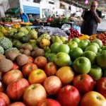 Verduras y frutas en una plaza de mercado de Cali,