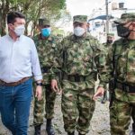 El ministro de Defensa, Diego Molano inspecciona daños por atentado en Saravena. Foto Mindefensa
