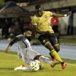 Jader Quiñonez de Águilas Doradas disputa el balón el Atlético Bucaramanga durante partido por la fecha 1 entre Águilas Doradas y el Atlético Bucaramanga  como parte de la Liga BetPlay DIMAYOR I 2022 jugado en el estadio Alberto Grisales de la ciudad de Rionegro. Foto: VizzorImage / Juan Augusto Cardona / Contribuidor