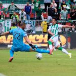 Ernesto Hernández de Cortuluá y Daniel Mantilla de Atlético Nacional disputan el balón durante partido de la fecha 1 entre Cortuluá y Atlético Nacional por la Liga BetPlay DIMAYOR I 2022, en el estadio Doce de Octubre de la ciudad de Tuluá. Foto: VizzorImage / Juan Jose Horta / Cont.