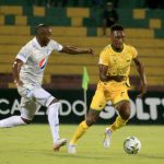 Victor Mejia del Bucaramanga disputa el balón con Andrés Murillo de Millonarios durante partido por la fecha 2 de la Liga BetPlay DIMAYOR I 2022 entre Atlético Bucaramanga y Millonarios F.C. jugado en el estadio Alfonso Lopez de la ciudad de Bucaramanga. Foto: VizzorImage / Jaime Moreno / Cont