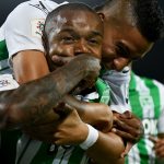 Dorlan Pabón de Atlético Nacional celebra con sus compañeros de equipo el tercer gol anotado a Atlético Junior durante partido de la fecha 2 entre Atlético Nacional y Atlético Junior por la Liga BetPlay DIMAYOR I 2022, en el estadio Atanasio Girardot de la ciudad de Medellín. Foto: VizzorImage / Luis Benavides / Cont.