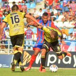 Isaac Camargo de Unión Magdalena y Leonardo Saldaña, Jaider Riquett de Alianza Petrolera disputan el balón durante partido entre Unión Magdalena y Alianza Petrolera de la fecha 2 por la Liga BetPlay DIMAYOR I 2022, en el estadio Sierra Nevada de la ciudad de Santa Marta. Foto: VizzorImage / Gustavo Pacheco / Cont.