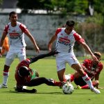 Jonny Mosquera de Cortuluá y Jhon Vásquez de Independiente Santa Fe disputan el balón durante partido de la fecha 3 entre Cortuluá y el Independiente Santa Fe por la Liga BetPlay DIMAYOR I 2022, en el estadio Doce de Octubre de la ciudad de Tuluá. Foto: VizzorImage / Juan Jose Horta / Cont.