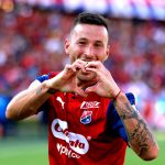 Luciano Pons del Deportivo Independiente Medellín  celebra su gol contra el Deportivo Cali durante partido por la fecha 3 entre Deportivo Independiente Medellín  y Deportivo Cali como parte de la Liga BetPlay DIMAYOR I 2022 jugado en el estadio Atanasio Girardot de Medellín. Foto: VizzorImage / Donaldo Zuluaga / Contribuidor