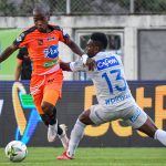 Juan Tegue de Envigado disputa el balón con Elvis Perlaza de Millonarios durante el partido entre Envigado F.C y Millonarios F.C. por la fecha 4 de la Liga BetPlay DIMAYOR I 2022 jugado en el estadio Polideportivo Sur de Envigado. Foto: VizzorImage / Luis Benavides / Cont