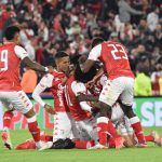 José Ortiz del Independiente Santa Fe celebra después de anotar el gol de su equipo durante partido entre Independiente Santa Fe y Atlético Junior por la fecha 4 como parte de la Liga BetPlay DIMAYOR I 2022 jugado en el estadio Nemesio Camacho El Campin de la ciudad de Bogotá. Foto: VizzorImage / Felipe Caicedo / Staff