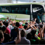 Hinchas despiden a Nacional