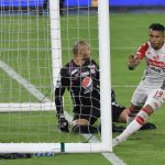 Wilson Morelo de Santa Fe patea el balón para anotar el primer gol de su equipo partido entre América de Cali e Independiente Santa Fe por la fecha 5 como parte de la Liga BetPlay DIMAYOR I 2022 jugado en el estadio Pascual Guerrero de la ciudad de Cali. Foto: VizzorImage / Gabriel Aponte / Staff