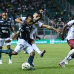 Aldair Gutiérrez del Cali disputa el balón con Daniel Cataño del Tolima durante partido de ida entre Deportivo Cali y Deportes Tolima por la Superliga BetPlay DIMAYOR 2022 jugado en el estadio Deportivo Cali de la ciudad de Palmira. Foto: VizzorImage / Nelson Ríos / Cont.