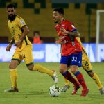 Sherman Cárdenas, David Acosta de Atlético Bucaramanga y M Vásquez de Deportivo Pasto disputan el balón durante partido de la fecha 6 entre Atlético Bucaramanga y Deportivo Pasto por la Liga BetPlay DIMAYOR I 2022 en el estadio Alfonso Lopez de la ciudad de Bucaramanga. Foto: VizzorImage / Jaime Moreno / Cont.