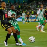 Álvaro Angulo de Nacional disputa el balón con Luciano Ospina de Alianza durante partido por la fecha 6 de la Liga BetPlay DIMAYOR I 2022 entre Atlético Nacional y Alianza Petrolera jugado en el estadio Atanasio Girardot de la ciudad de Medellín. Foto: VizzorImage / Donaldo Zuluaga / Cont