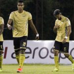 RIONEGRO - COLOMBIA, 12-02-2022: Alejandro Artunduaga de Águilas celebra después de anotar el primer gol de su equipo durante partido por la fecha 6 entre Águilas Doradas Rionegro y América de Cali como parte de la Liga BetPlay DIMAYOR I 2022 jugado en el estadio Alberto Grisales de la ciudad de Rionegro. Foto: VizzorImage / Juan Agusto Cardona / Cont