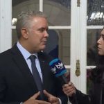 Presidente Iván Duque dialoga con la periodista María Camila Roa en Paris Foto BLU Radio