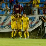 Jugadores de Atlético Bucaramanga celebran el gol anotado al Unión Magdalena durante partido entre Unión Magdalena y Atlético Bucaramanga de la fecha 7 por la Liga BetPlay DIMAYOR I 2022, en el estadio Sierra Nevada de la ciudad de Santa Marta. Foto: VizzorImage / Gustavo Pacheco / Cont.