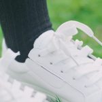 Niña estudiante con Tenis