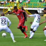Edward Bolaños de Patriotas Boyacá F. C. y Nicolas Giraldo, Dannovi Quiñones, Brayan Cordoba de Once Caldas disputan el balón durante partido de la fecha 7 entre Patriotas Boyacá F. C. y Once Caldas por la Liga BetPlay DIMAYOR I 2022, en el estadio La Independencia de la ciudad de Tunja. Foto: VizzorImage / Macgiver Baron / Cont.