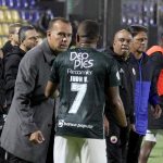 Rafael Dudamel, técnico de Deportivo Cali dialoga con Jhon Vásquez durante partido de la fecha 7 entre Deportivo Pasto y Deportivo Cali por la Liga BetPlay DIMAYOR I 2022, en el estadio Departamental Libertad de la ciudad de Pasto.  Foto: VizzorImage / Leonardo Castro / Cont.