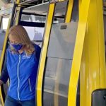 La precandidata presidencial por el partido MIRA Aydee Lizarazo, durante su visita al Cable, Estación Fundadores de Manizales.